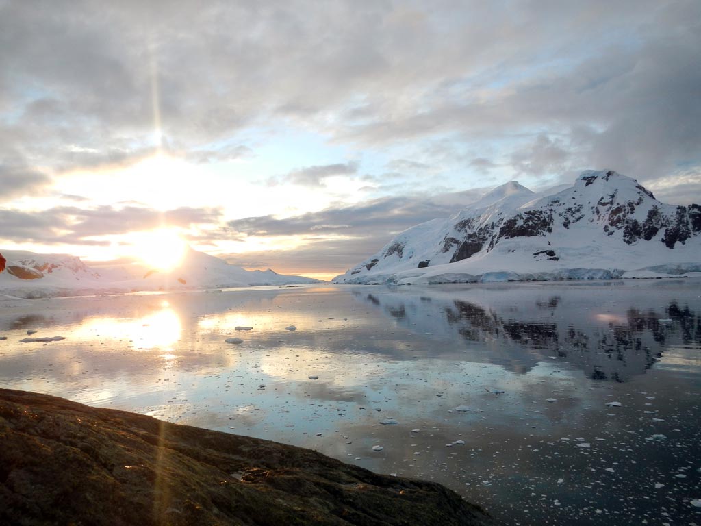 Amanecer de sol en el témpano de hielo